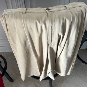 Beautiful flat front, Tommy, Bahama, 90%, silk, 10% cotton shorts size 36 tan